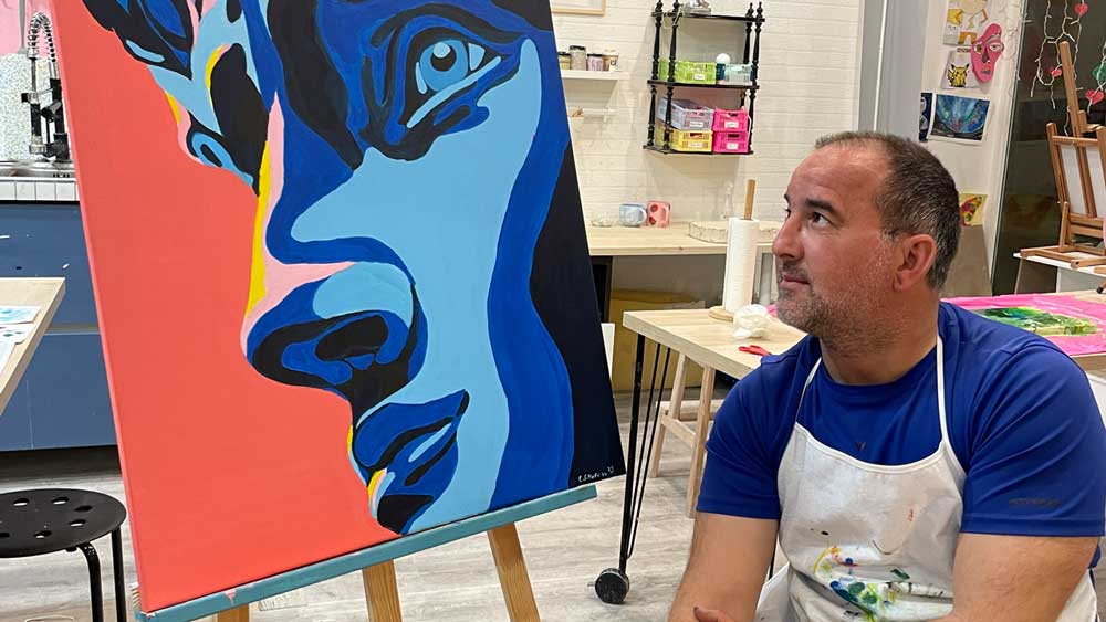 Alumno presentando su dibujo en acrílico en las clases de acrílico en Pozuelo