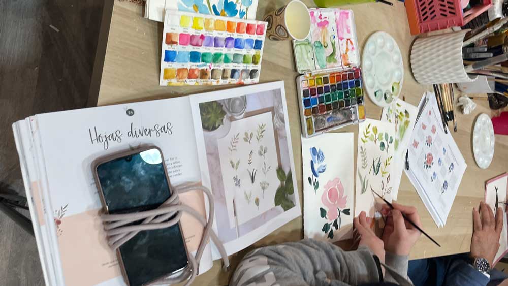 Alumnos trabajando en las clases de adultos en pozuelo de alarcón