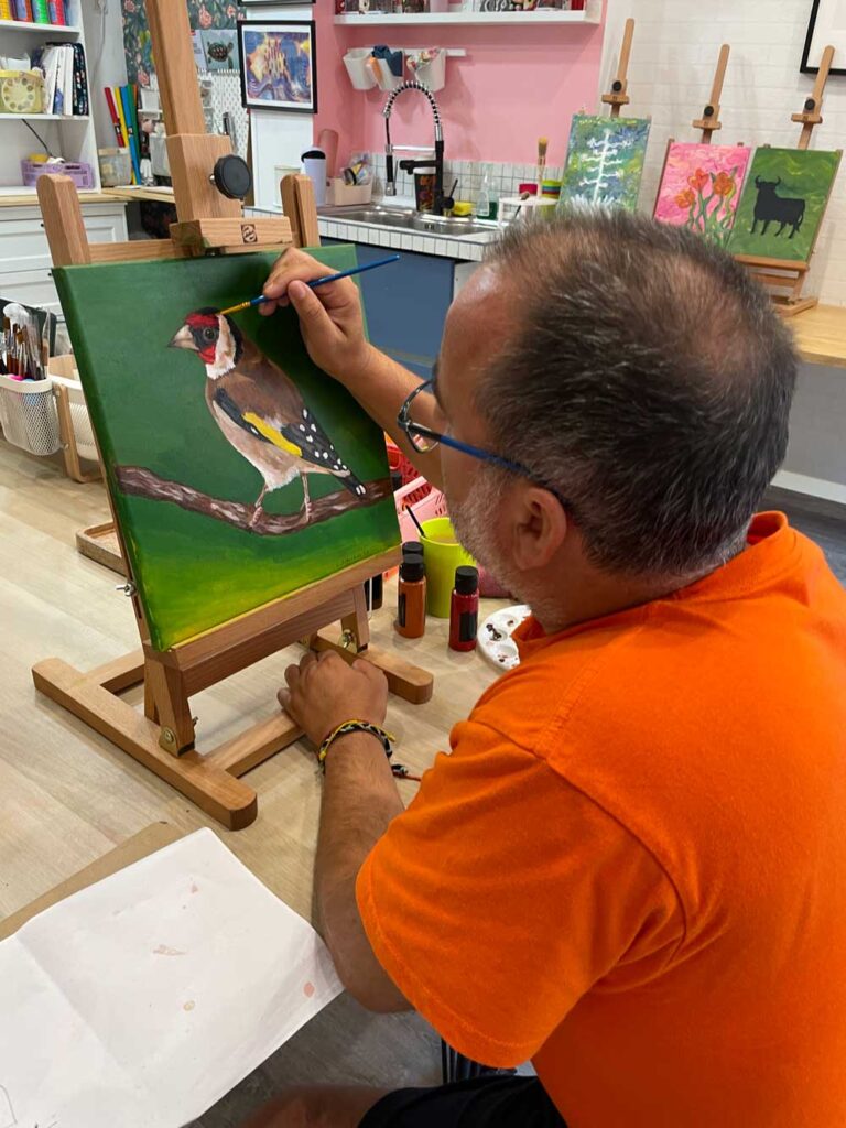Adulto pintando con pintura acrílica en Pozuelo