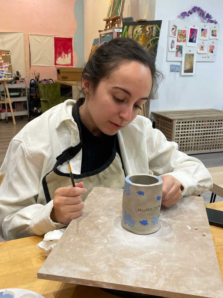 Adulto modelando arcilla en clase de cerámica en Pozuelo