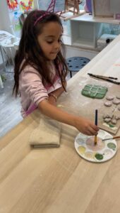 niño haciendo cerámica con arcilla en clase de arte infantil en Pozuelo