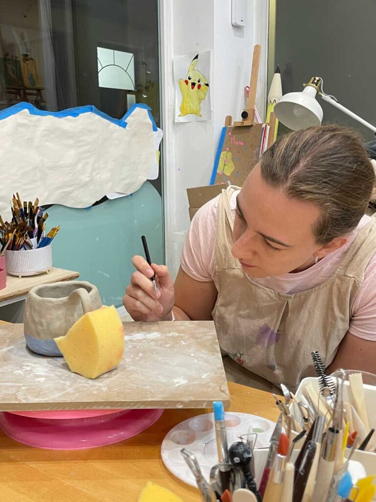 Adulto modelando arcilla en clase de cerámica en Pozuelo