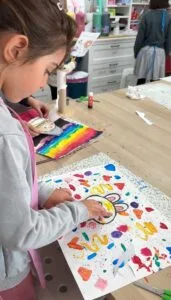 Campamento urbano de verano en arte dejando huella