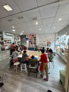 Campamento urbano en pozuelo en la escuela arte dejando huella