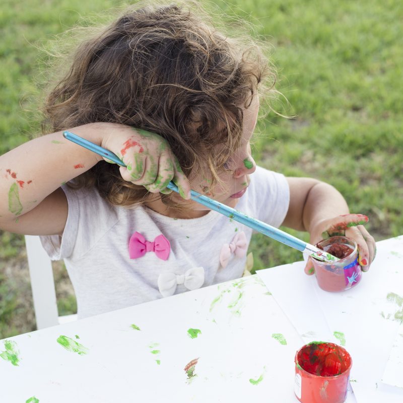 cute-girl-painting-with-brush-park